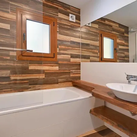 Lomas Verdes By Aguilarent Villa